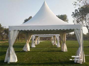 戶外活動為什么都喜歡選擇尖頂篷房？顏值高，狂風吹不倒！